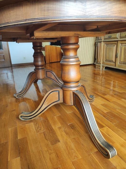 Mesa de jantar em madeira maciça — clássica e robusta