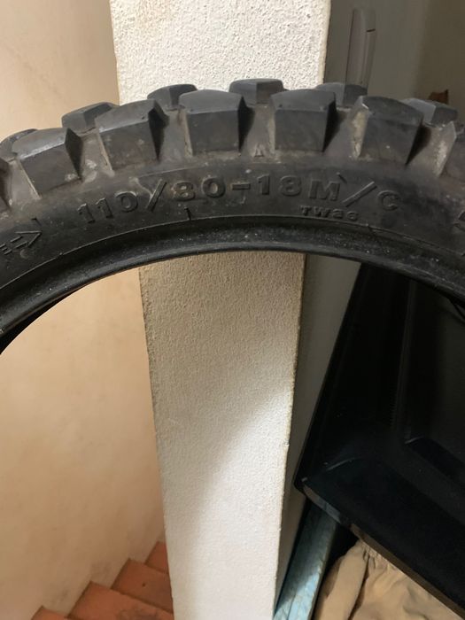 Vendo capacete LS2 com óculos e também dois pneus de mota