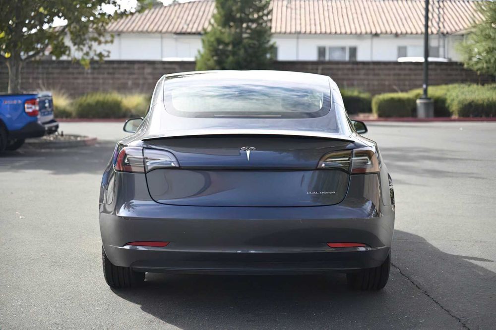 Tesla Model 3 Long Range      2019