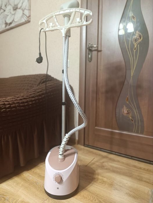 Вертикальний відпарювач для одягу