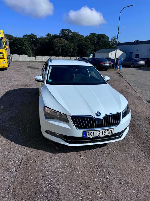samochód osobowy SKODA SUPERB