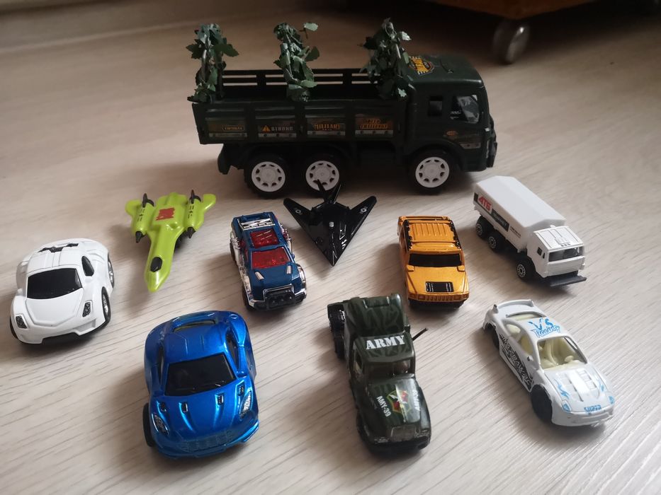 Машинки, іграшки для хлопчиків