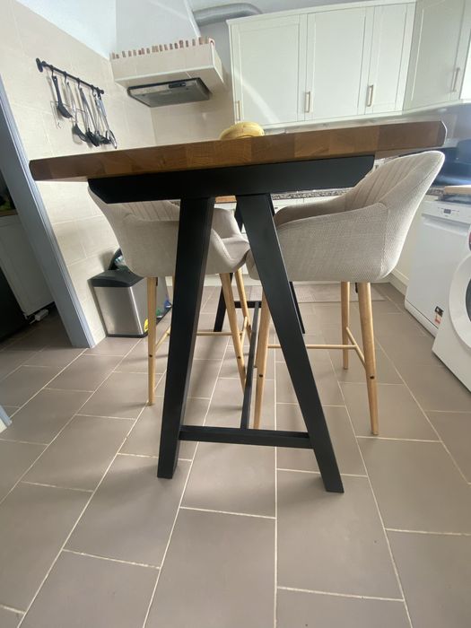 Mesa de cozinha com cadeiras