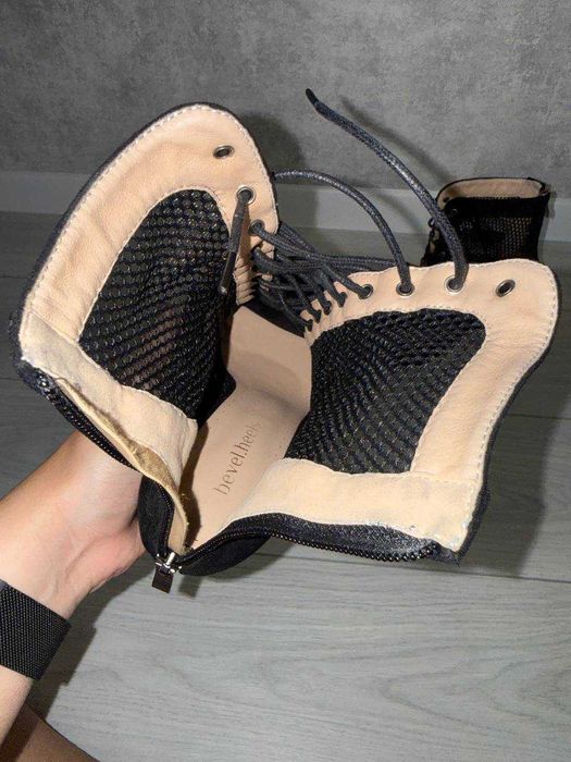 Взуття для high heels + наколінники