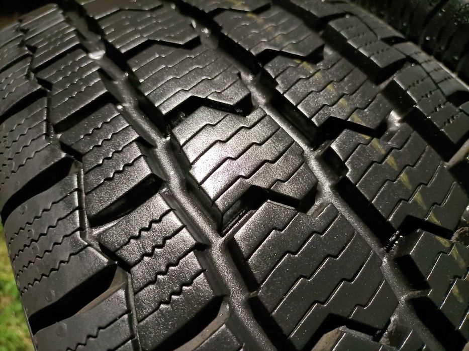 Continental 225/65/16C, całoroczne, super para 9mm wielosezonowe