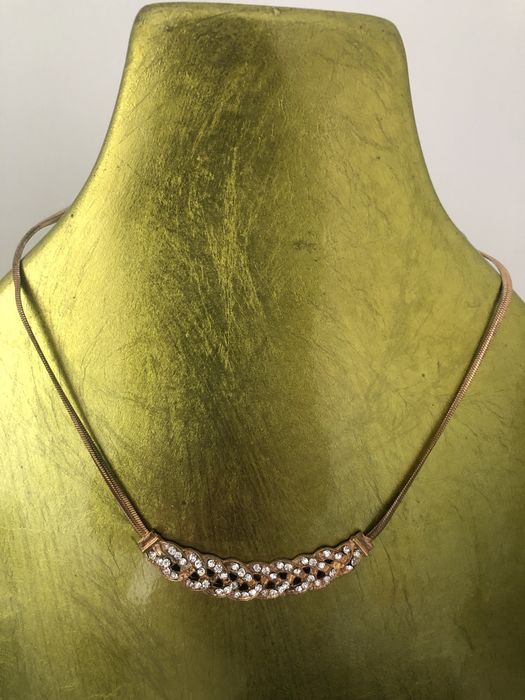 Colar com brilhantes dourado