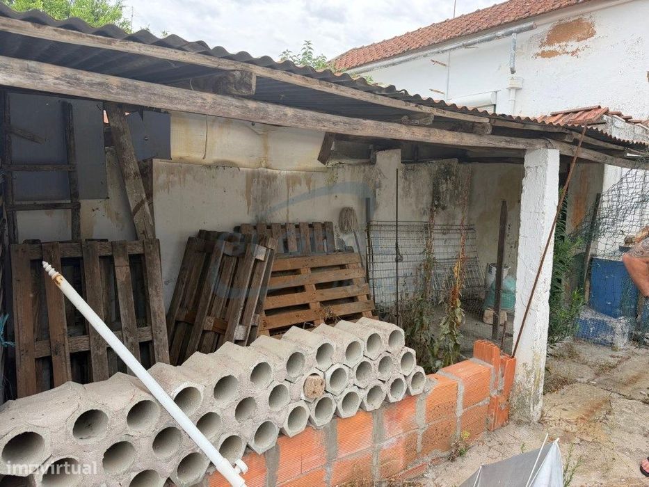 Moradia Térrea para Recuperar com Logradouro e Excelente Potencial