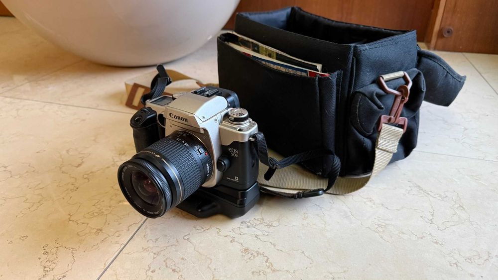 Canon EOS 50e com lente 28-80mm