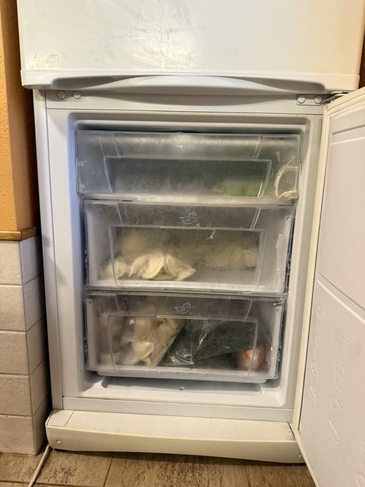 Холодильник  Indesit