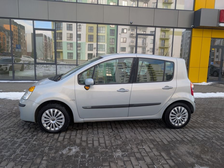 Маленька зручна машинка в рідній фарбі!