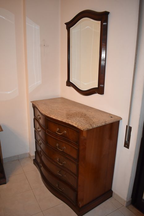 Mobília de quarto completa em mogno.