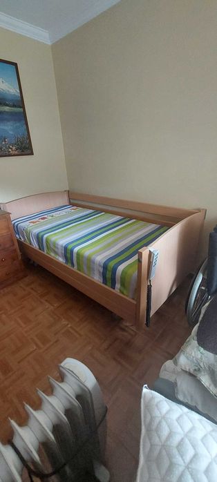 Vendo cama articulada eléctrica como nova. Possui grades de proteção e colchão anti-escaras.