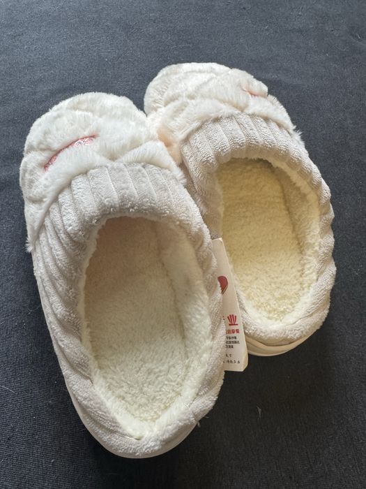 Nowe beżowe pluszowe kapcie z napisem wkładka 24 cm