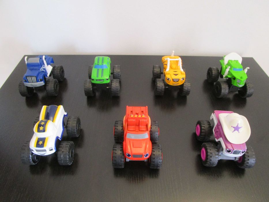 Conjunto de Livro + 7 Carrinhos do Blaze e as Monster Machines