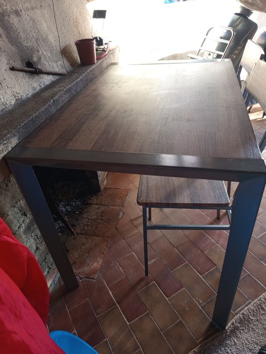 Vendo mesa com 2 cadeiras