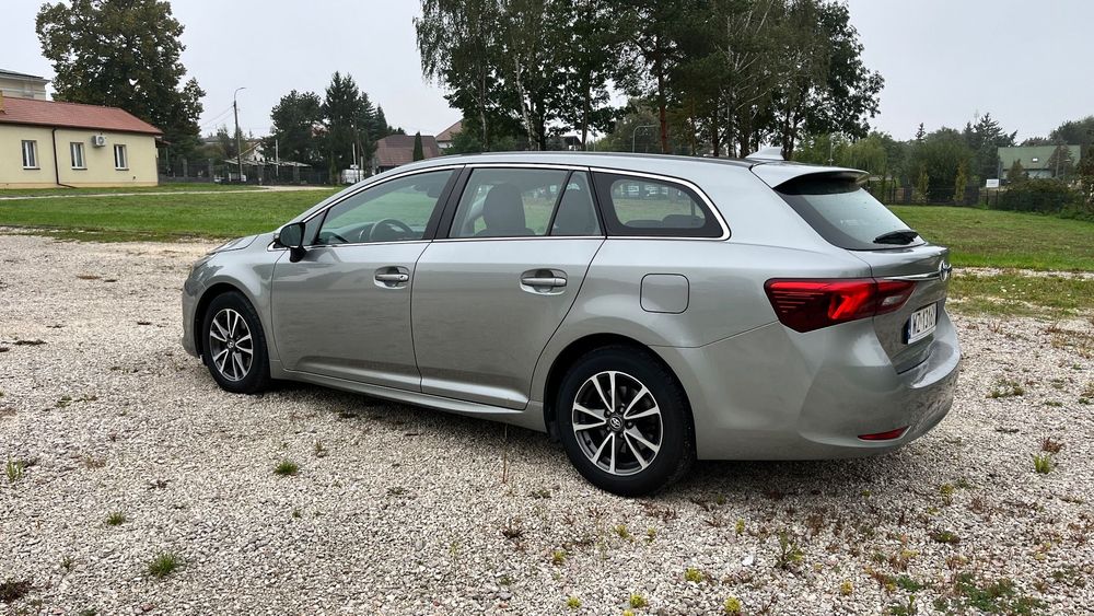 Toyota Avensis Toyota Avensis  2,0 benzyna Automat 2018r.  90 tys.km Salon Polska