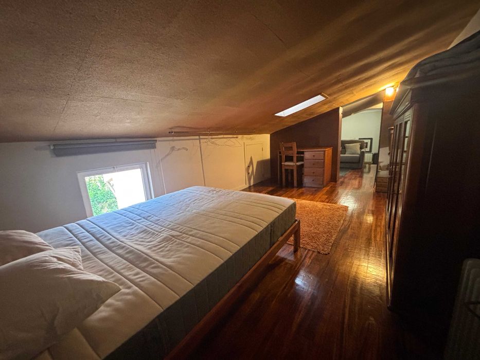 Quarto individual para um estudante em moradia tranquila
