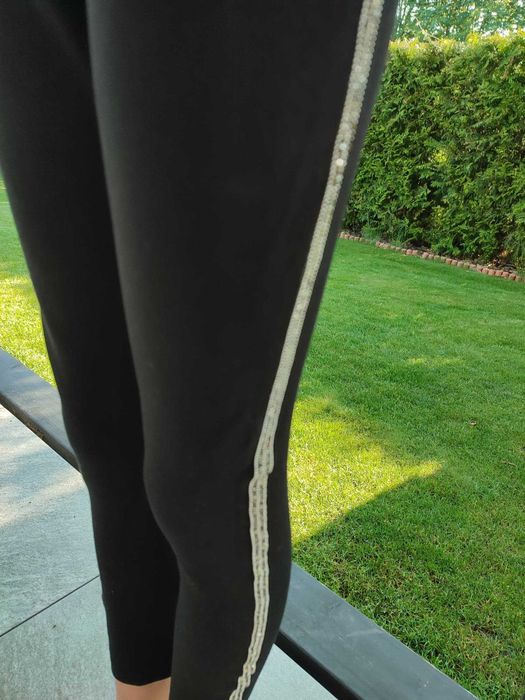 czarne legginsy z ozdobna taśmą z kamieniami 145