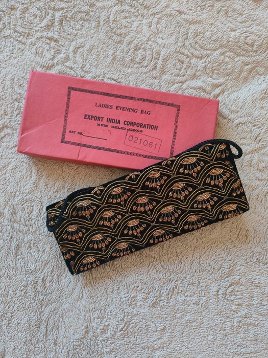 Vintage wieczorowa  torebka czarna aksamitu ze złotym haftem