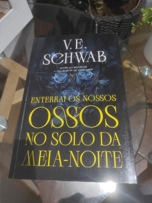 Enterrai os nossos ossos no solo da meia noite