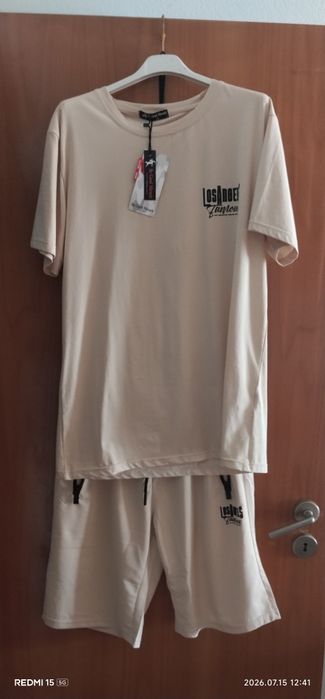 Conjuntos de calções e t-shirt de homem.