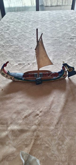 Miniatura artesanal de um barco moliceiro, a tradicional embarcação da Ria de Aveiro.