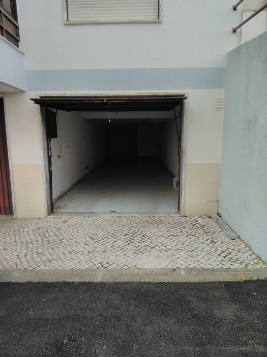 Aluga-se garagem/armazém
