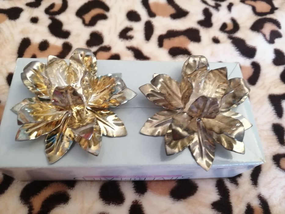 Castiçais para velas e um conjunto de franjas para calças