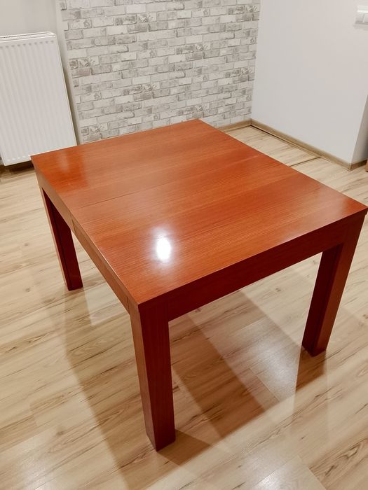 stol roskladany z krzeslami