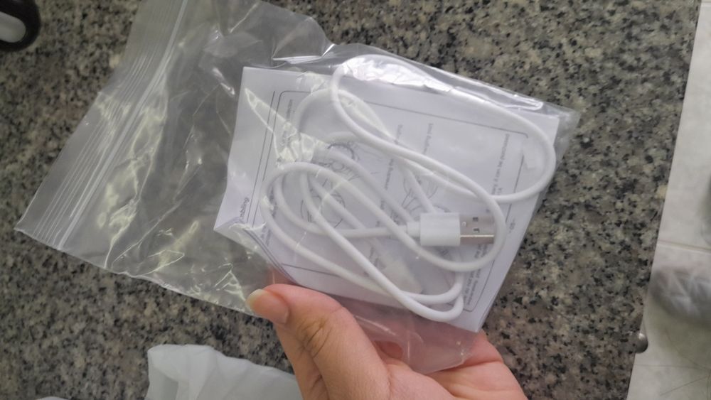 Bomba elétrica de extração de leite materno, pouco usada.