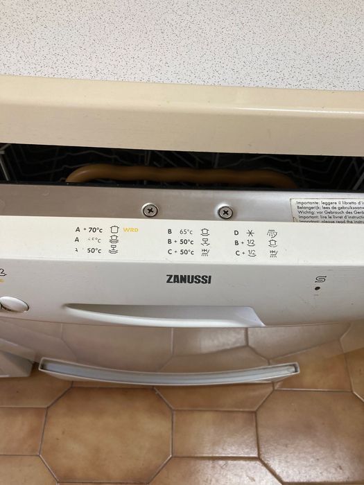 Maquina de Lavar Loiça ZANUSSI - A funcionar