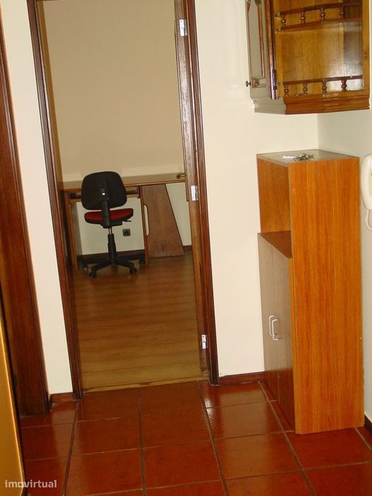 Arrenda-se T2 equipado e parcialmente mobilado na Rua do Brasil