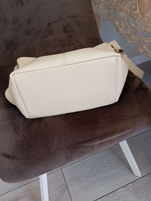 Кожаная сумка новая в бежевом цвете