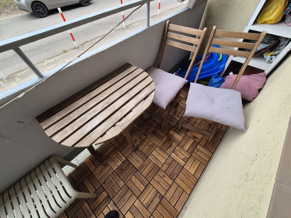 Stolik balkonowy składany i 2 krzesła drewniane