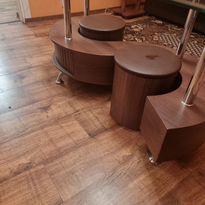 Stolik szklany blat+2 pufy