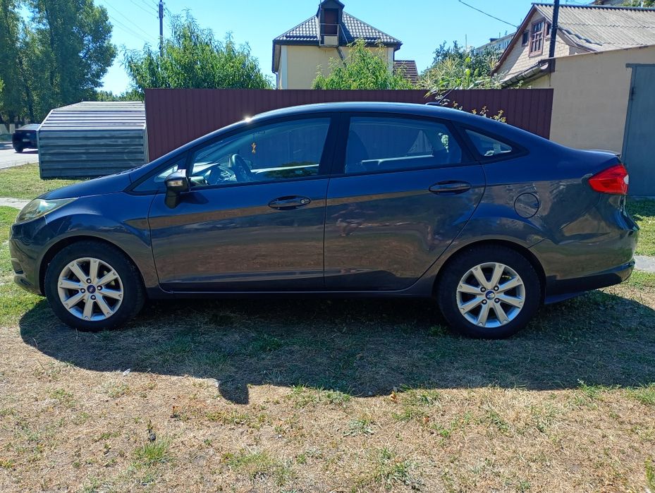 Ford Fiesta( PowerShift)2013року з двигуном 1.6 бензин.