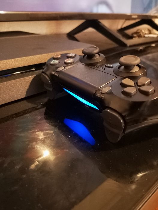 Vendo Consola PS4 slim 1T + 3 jogos de graça + 1 comando  original