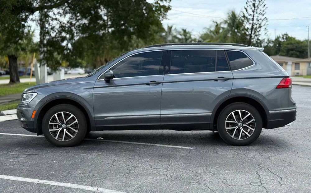Volkswagen Tiguan      2021