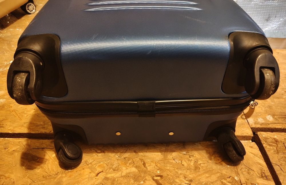 Walizka 64x45x26 65l