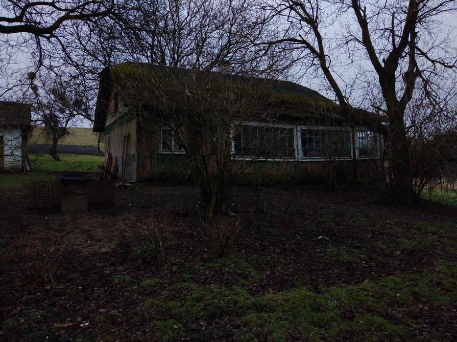 Продаж будинку і земельних ділянок