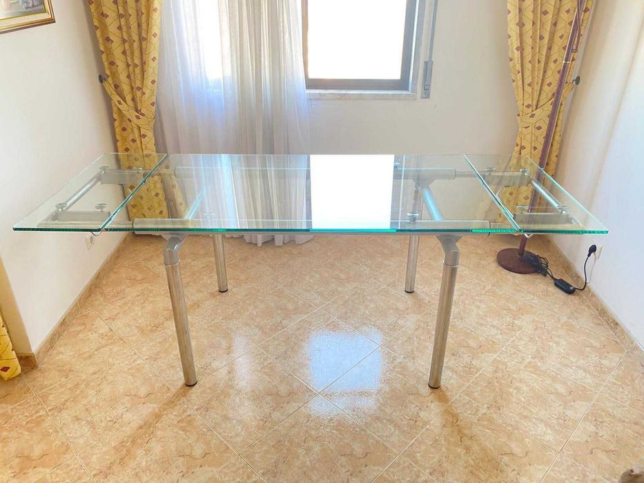 Conjunto Sala de Jantar: Mesa Extensível em Vidro + 6 Cadeiras em Madeira