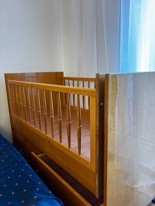 Дитяче ліжечко з шухлядами