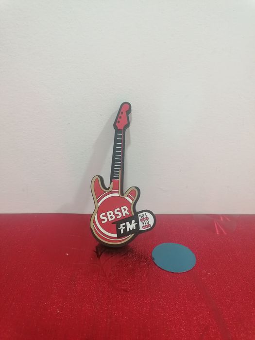 Suporte com íman para carro com publicidade da Super Bock em formato guitarra

Tem o íman red