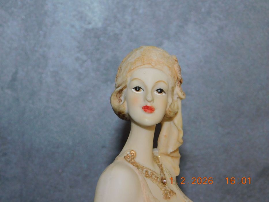 Фарфорова статуетка