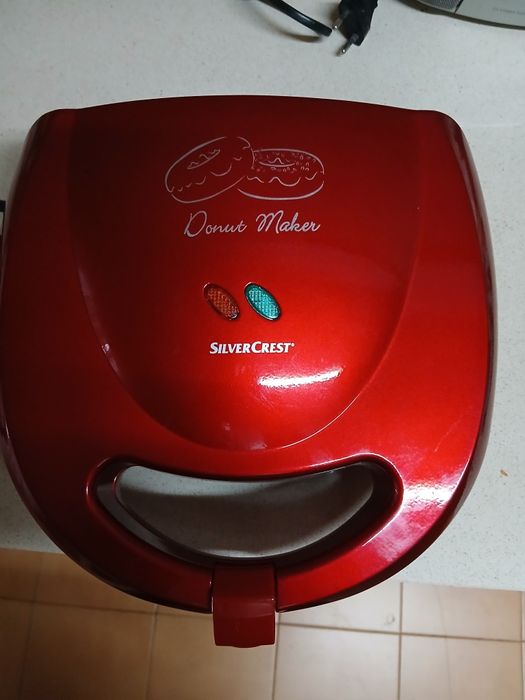 Eletrodoméstico para fazer donuts, torradas, crepes.
