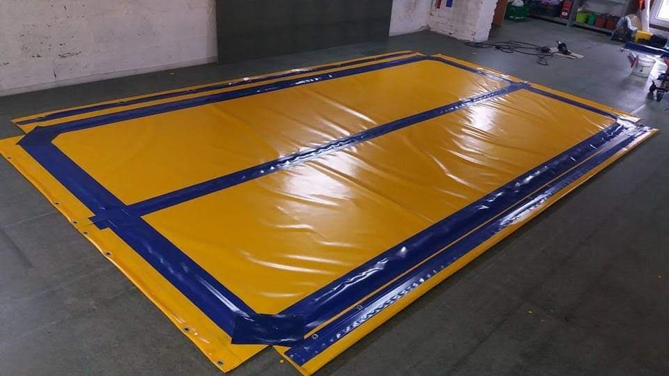 Plandeki, plandeka na przyczepę rolniczą.