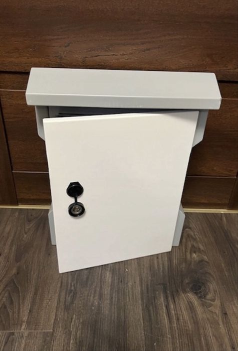 Wodoodporna szafa sterownicza ze stali nierdzewnej z daszkiem 40x30x16