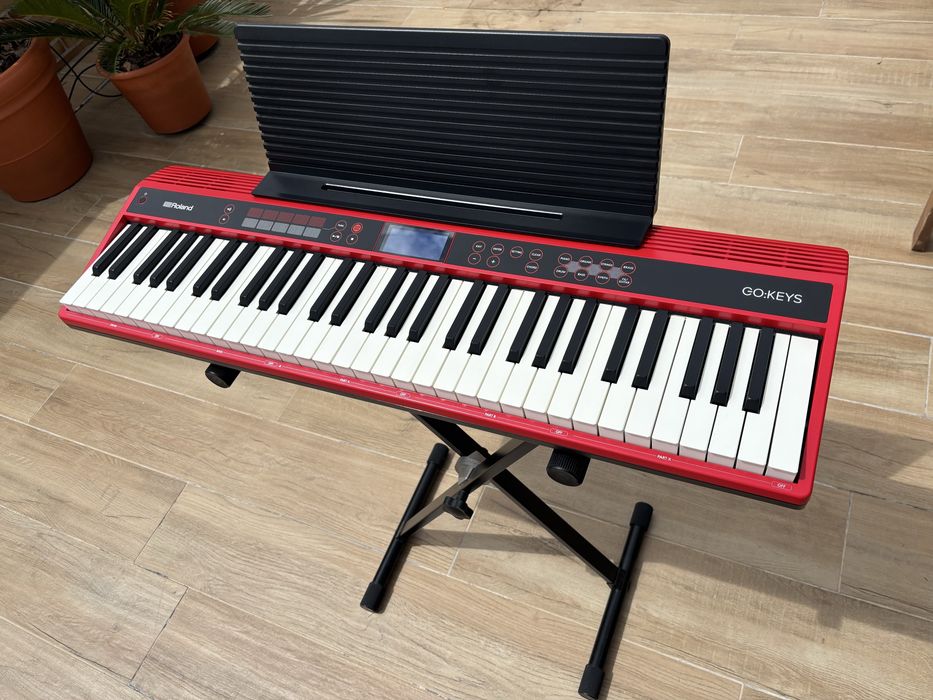 Teclado Roland Go-61k com capa e suporte em estado praticamento novo