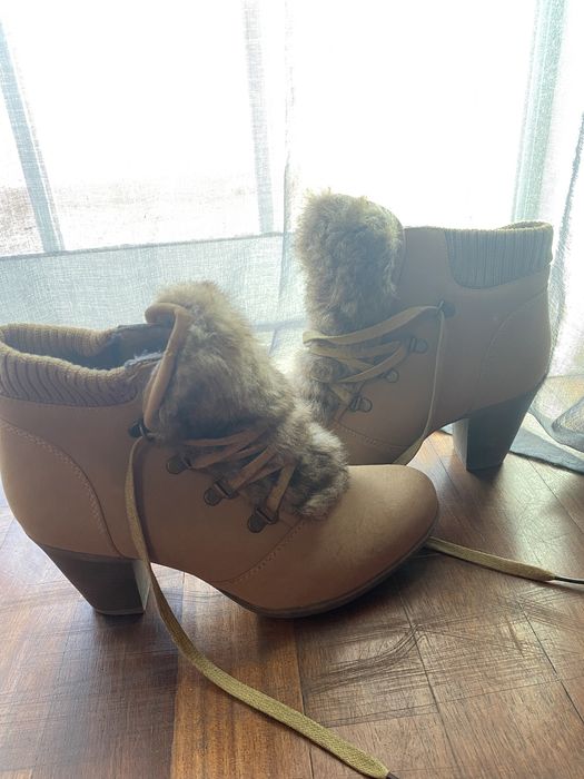 sapatos altos com pelo