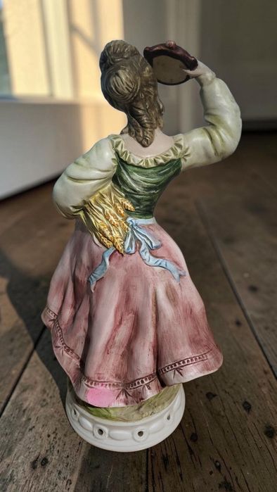 Włoska duża figura dama z tamburynem